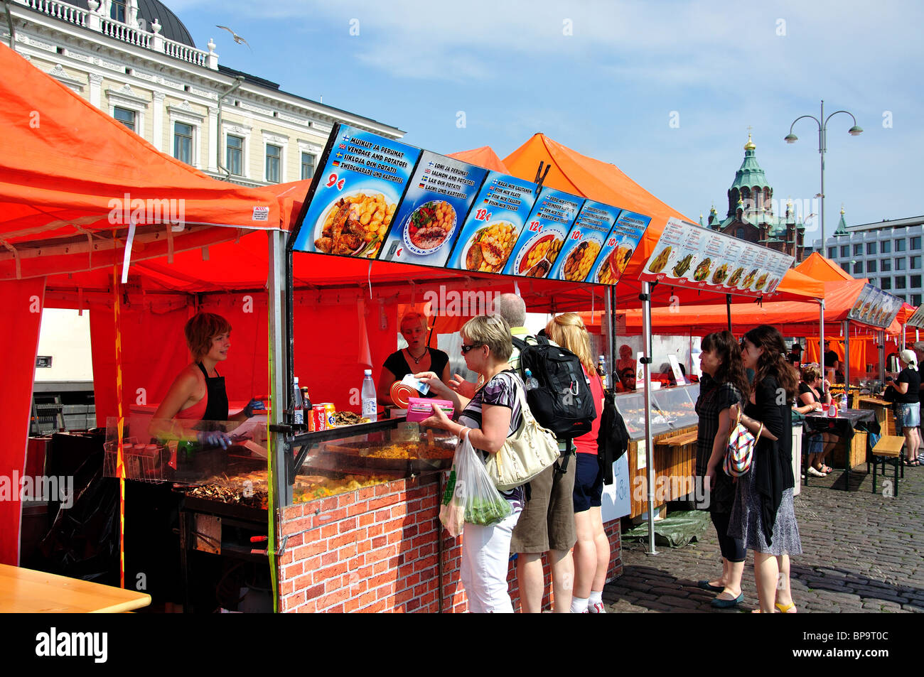 Pressione di stallo di cibo, all'aperto, mercato Kauppatori Market Square, Helsinki, regione di Uusimaa, la Repubblica di Finlandia Foto Stock