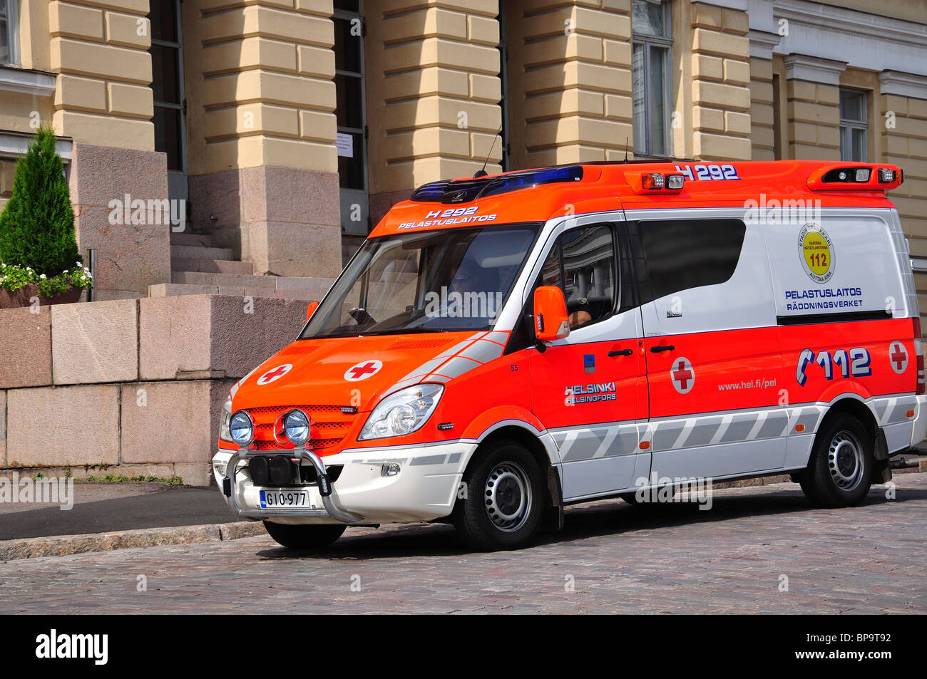 Ambulanza sulla chiamata, la Piazza del Senato, Helsinki, regione di Uusimaa, la Repubblica di Finlandia Foto Stock