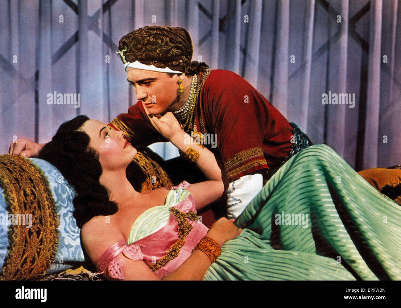 PATRICIA MEDINA, John Sands, Aladino e la sua lampada, 1952 Foto Stock