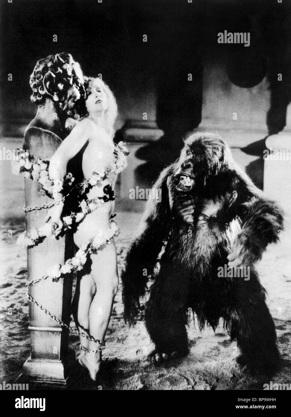 Donna, APE, il segno della croce, 1932 Foto Stock