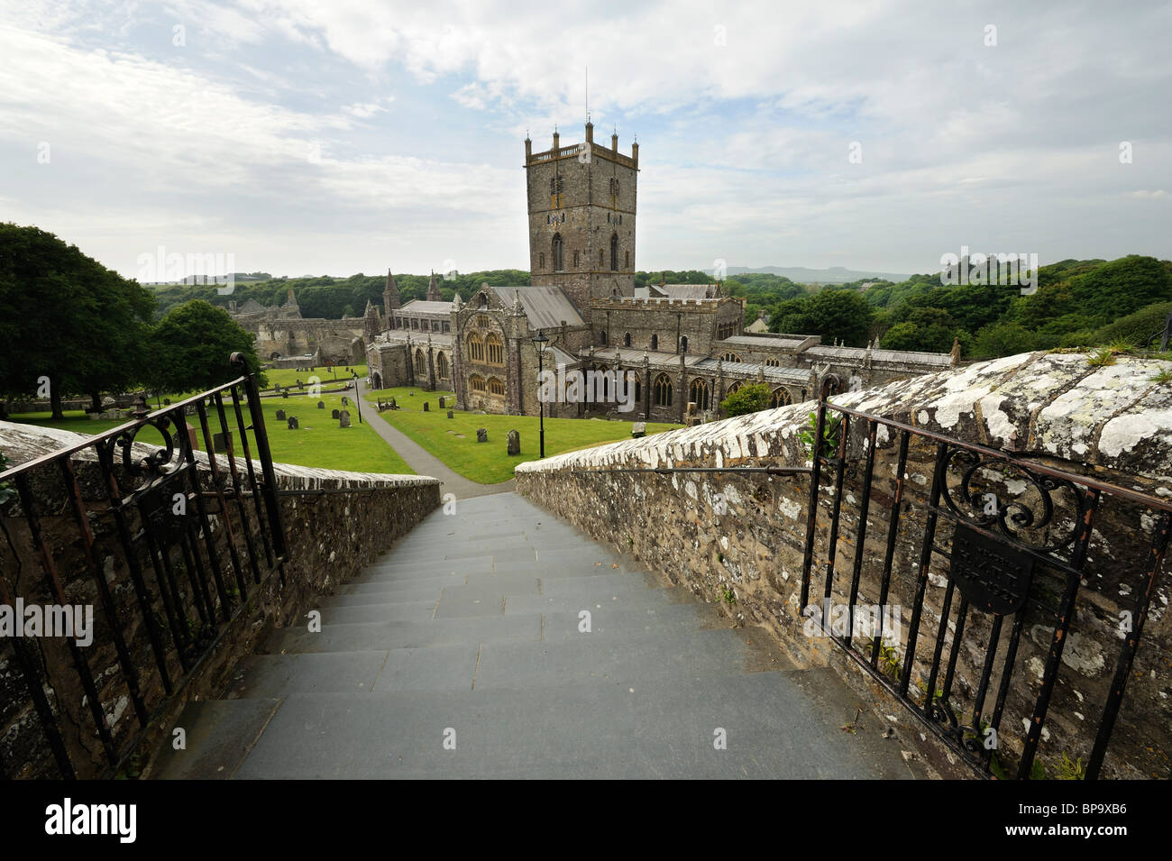 Passi che conducono giù per la collina di St David's Cathedral, Pembrokeshire. Foto Stock