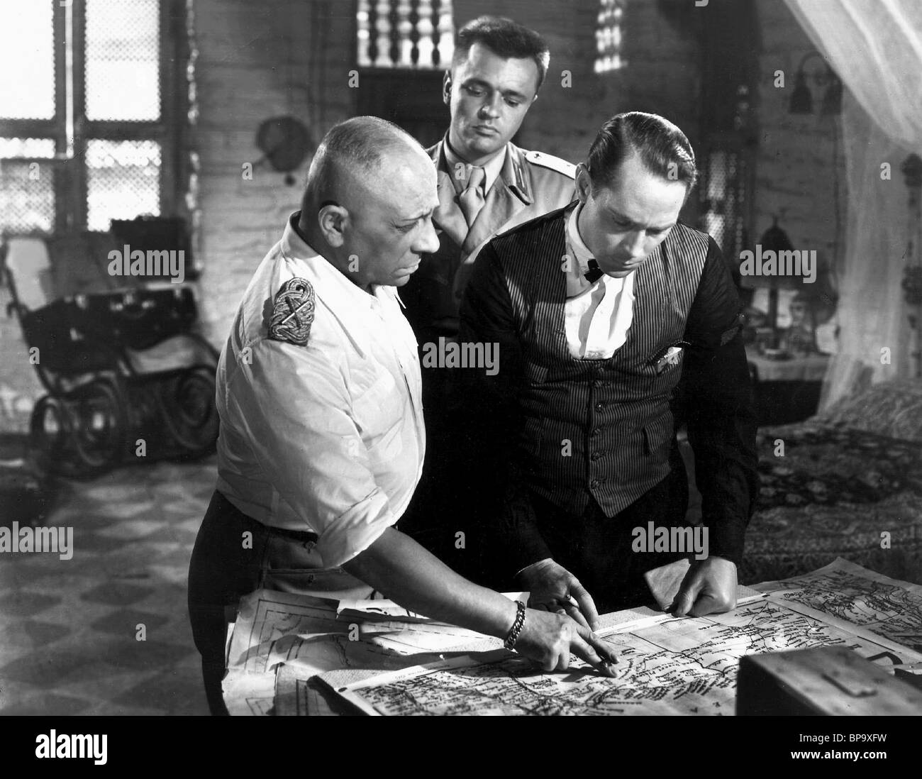 ERICH von Stroheim Peter van Eyck FRANCHOT TONE cinque tombe ad Il Cairo (1943) Foto Stock