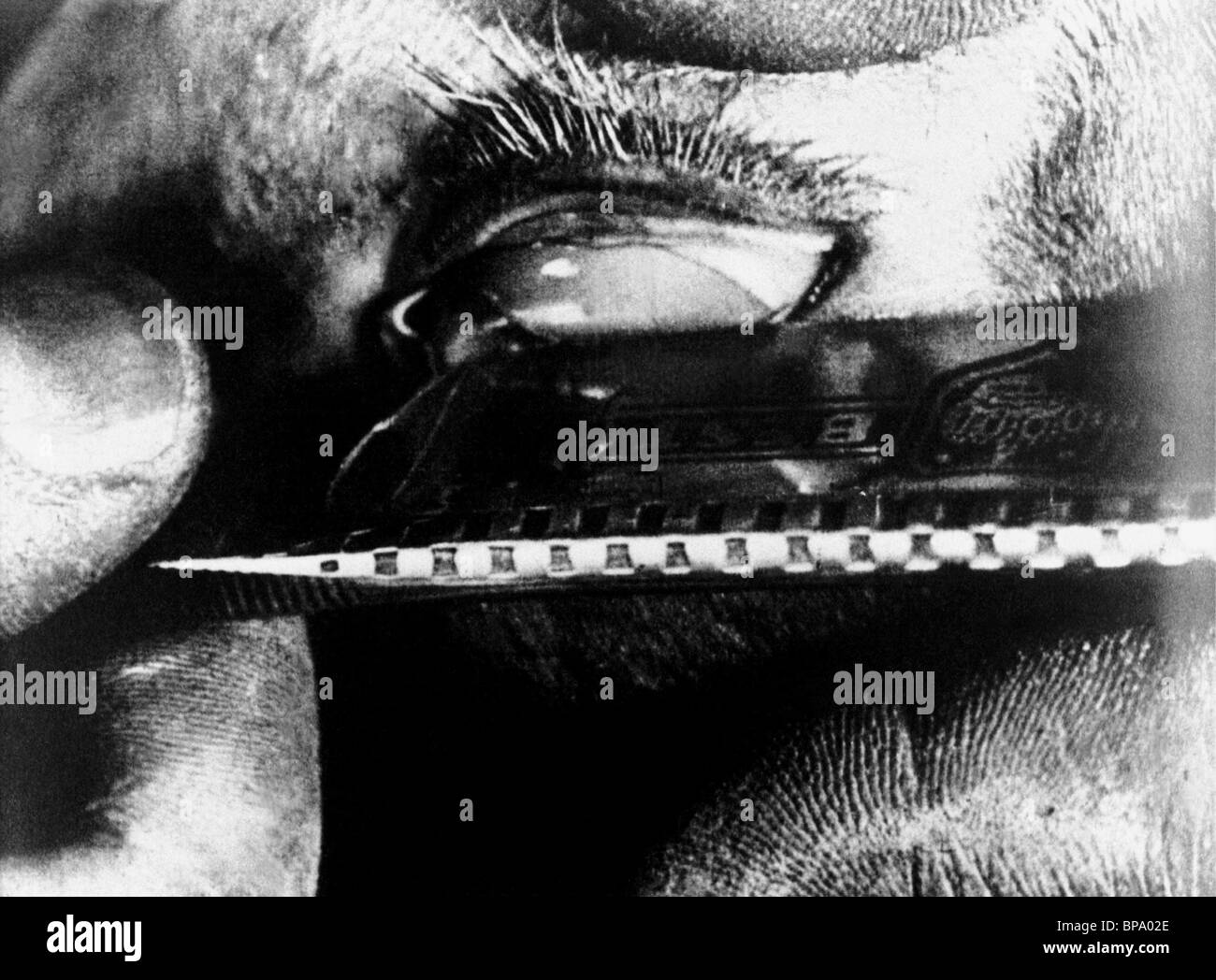 EYEBALL tagliato con RAZORBLADE un cane andaluso; ONU chien andalou (1929) Foto Stock