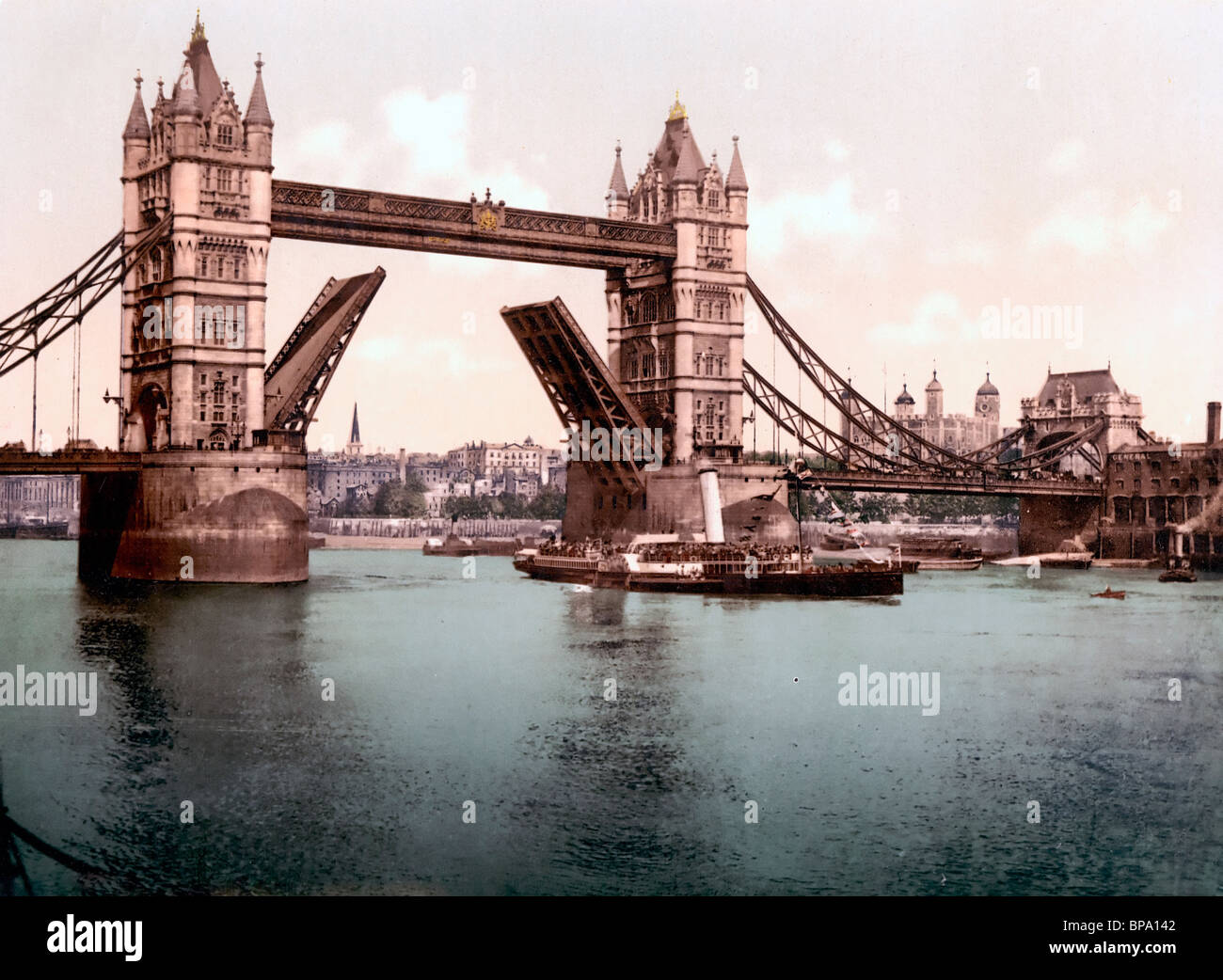 Il Tower Bridge, (chiuso), Londra, Inghilterra, circa 1900 Foto Stock