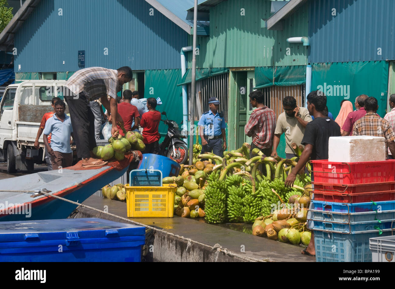 Il pesce e il mercato della frutta a città di sesso maschile nelle Maldive Foto Stock