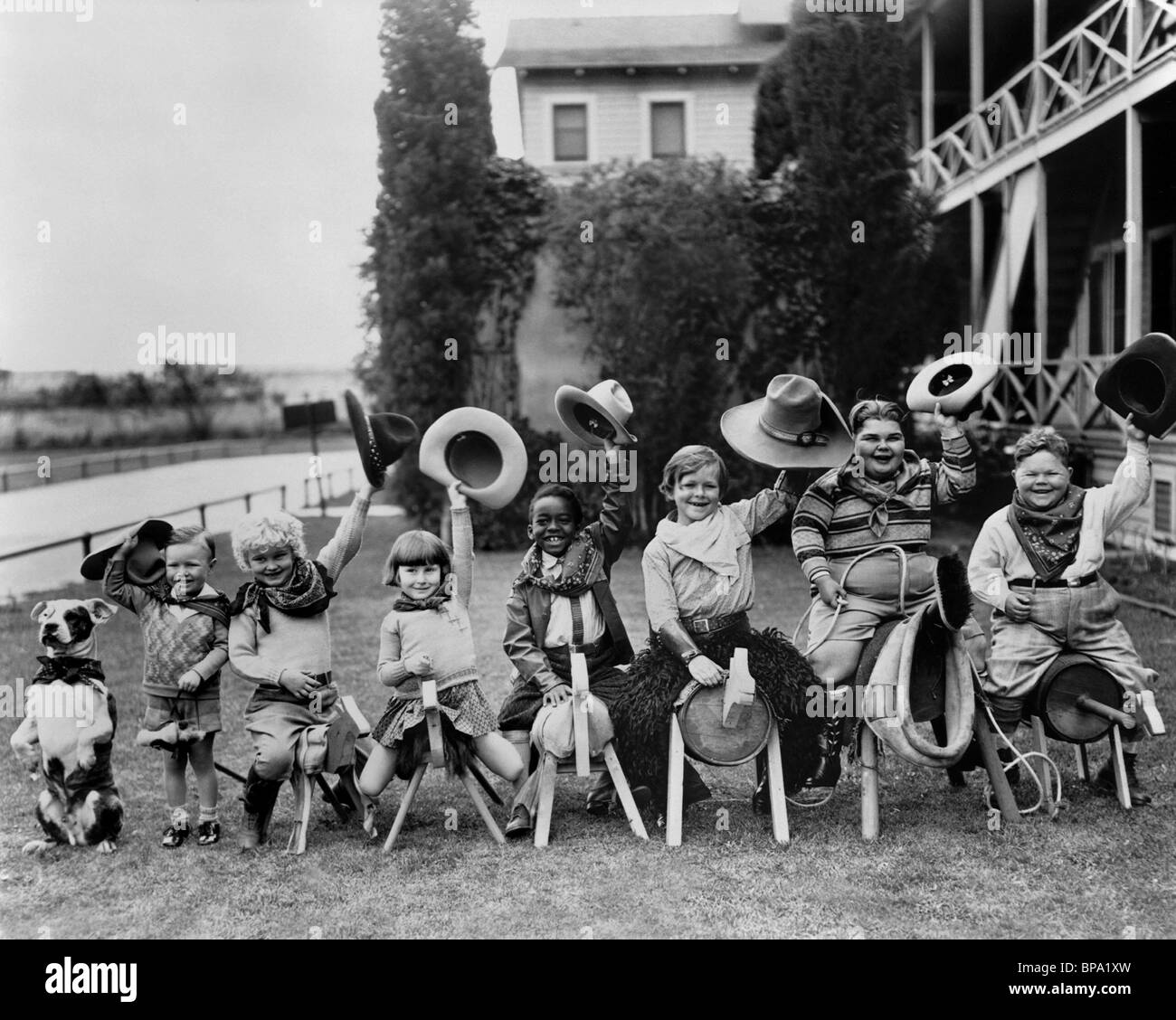 I bambini giocano sui cavalli in legno la nostra pista (1922) Foto Stock