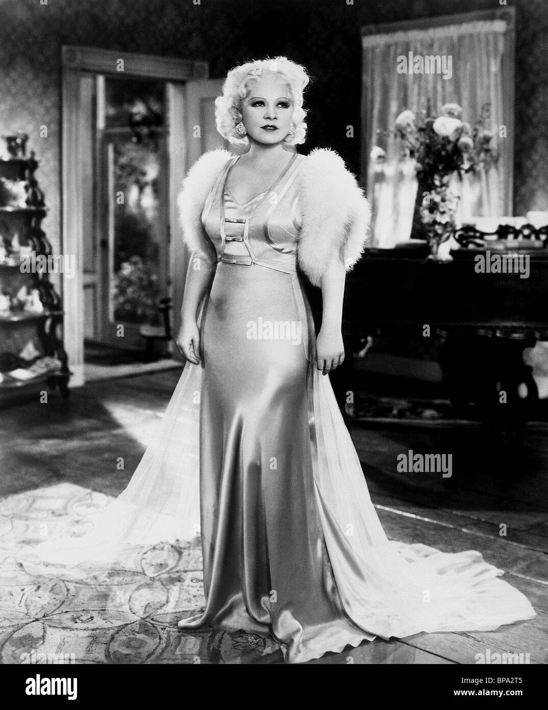 MAE WEST GO WEST GIOVANE (1936) Foto Stock