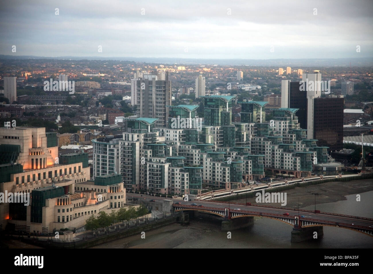 Vista aerea della sede di MI6 British intelligence militare sulla riva del fiume Tamigi Foto Stock