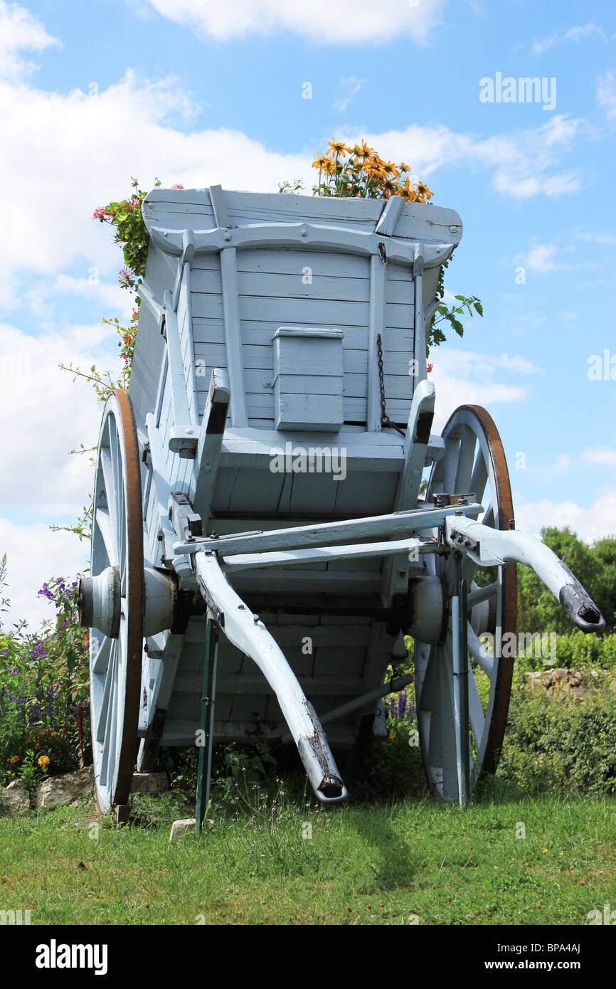 Un carrello per l'agricoltura con fiori Foto Stock