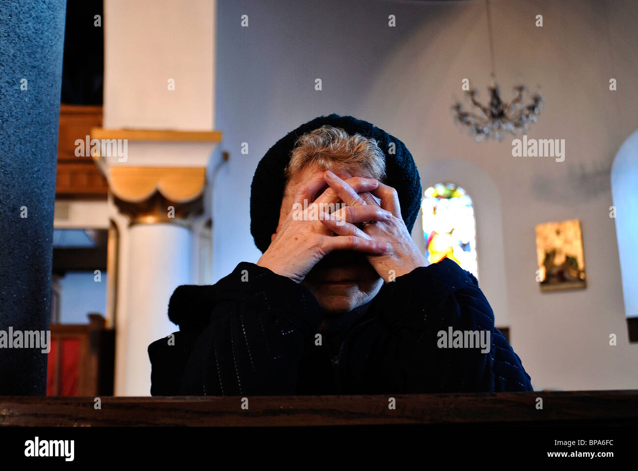 Un polacco membro della congregazione al Sacro Cuore di Gesù chiesa polacca in Mill Street, Bedford. Foto Stock