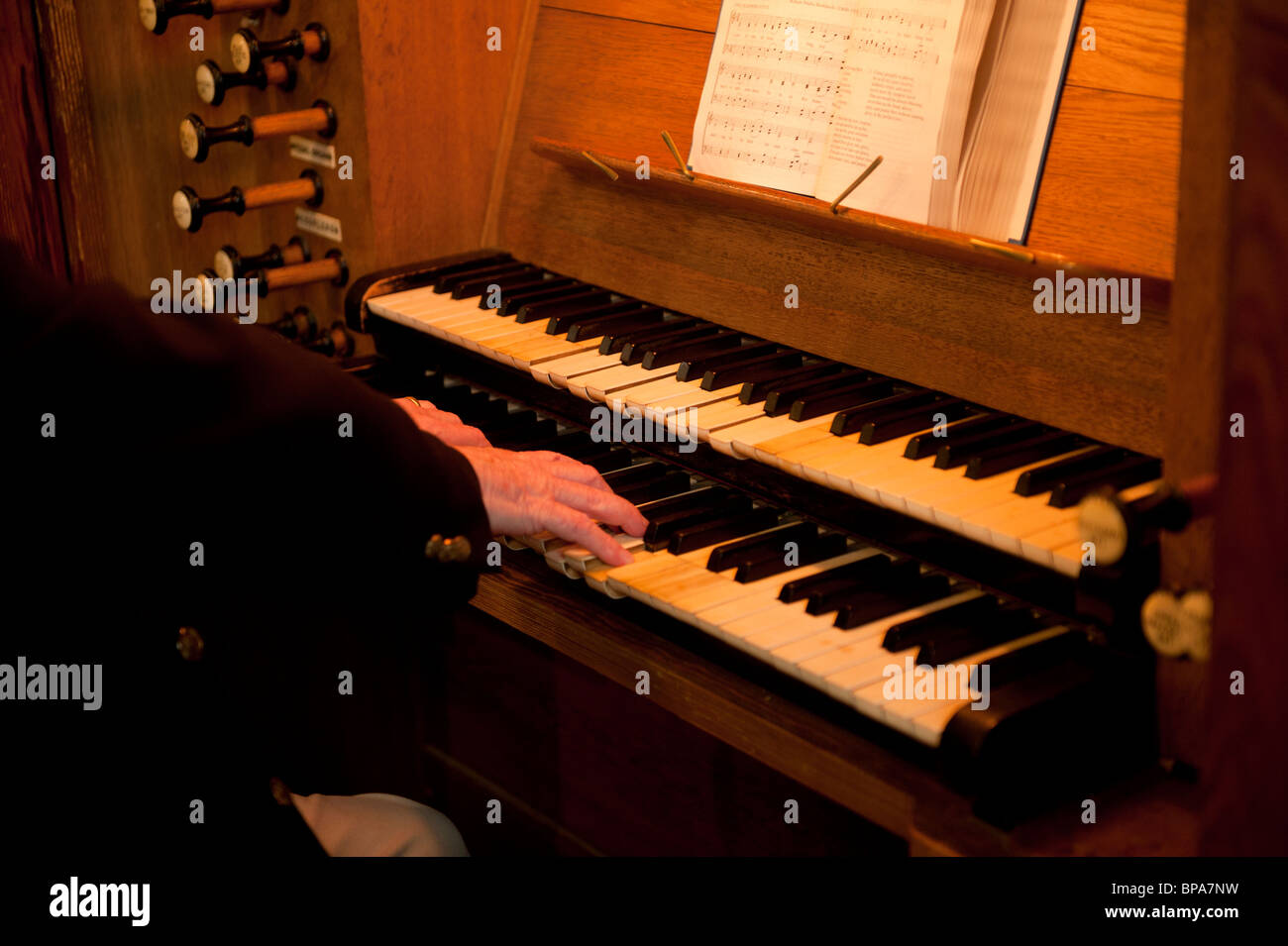 Chiesa organista giocando a un servizio di nozze, Regno Unito - alcuni sono accusati di gonfiare le tasse quando i matrimoni sono registrati Foto Stock