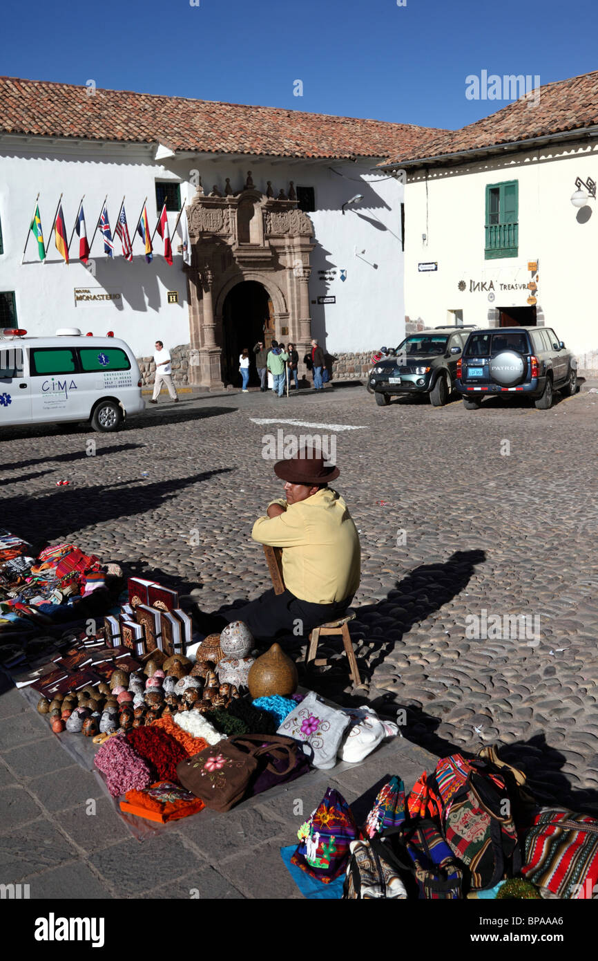 Bancarelle di souvenir fuori dell'ex Orient Express posseduto 5 stelle Belmond Hotel Monasterio, Plaza Nazarenas, Cusco, Perù Foto Stock