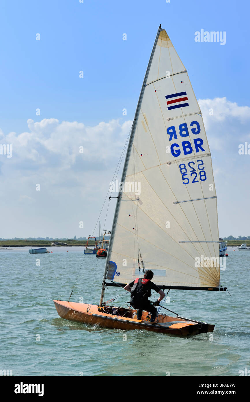 Barca a vela derive sull'estuario Foto Stock