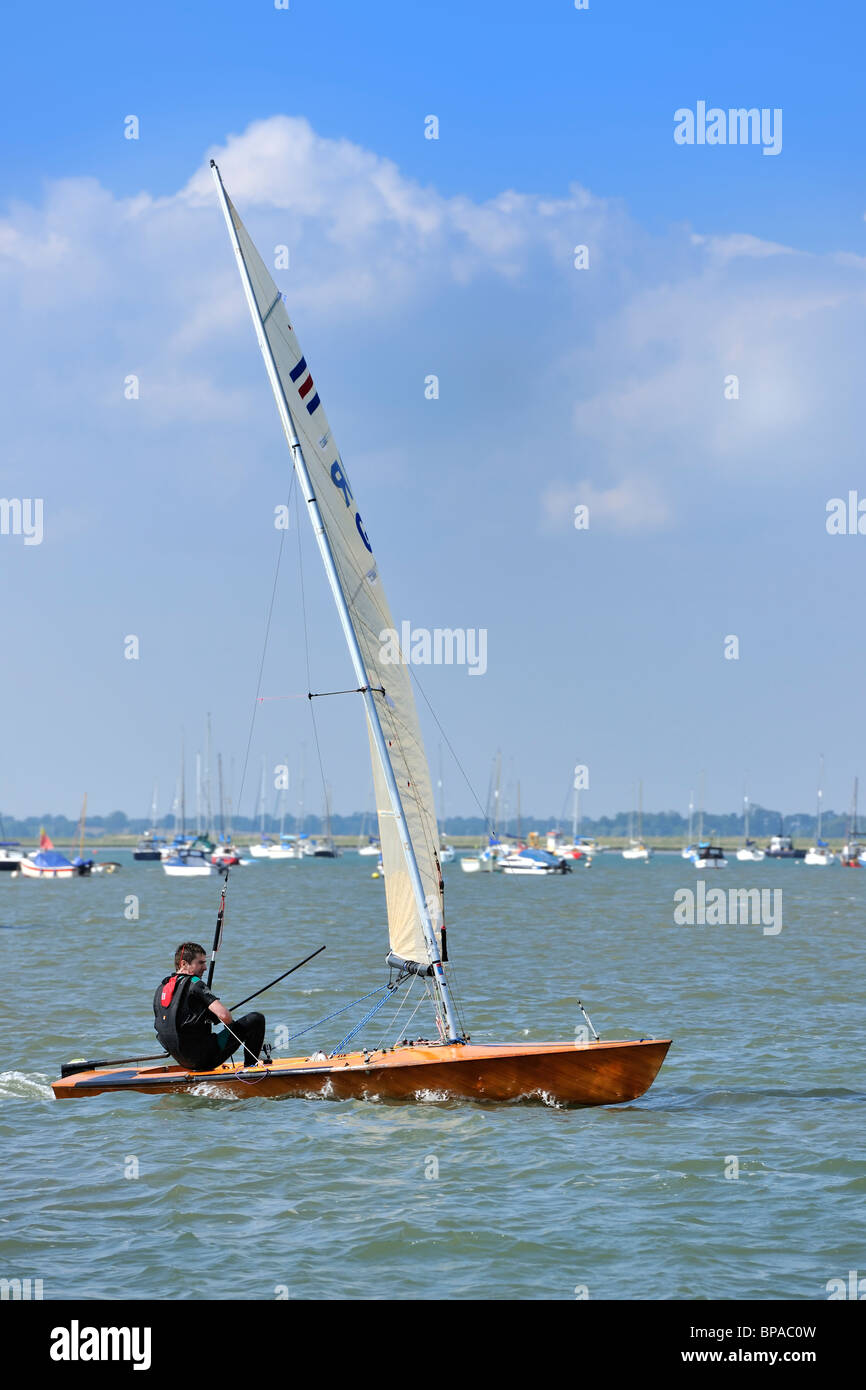 Barca a vela derive sull'estuario Foto Stock