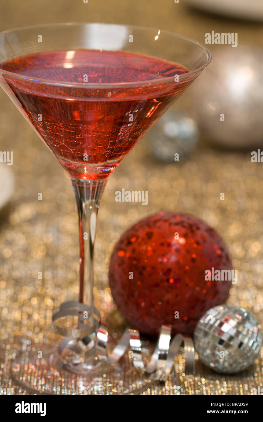 Cocktail di natale su una tavola festiva decorate con baubles Foto Stock
