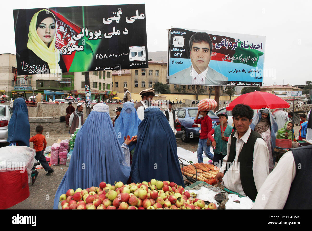 I manifesti per le elezioni parlamentari (settembre 2010) a Kabul Foto Stock
