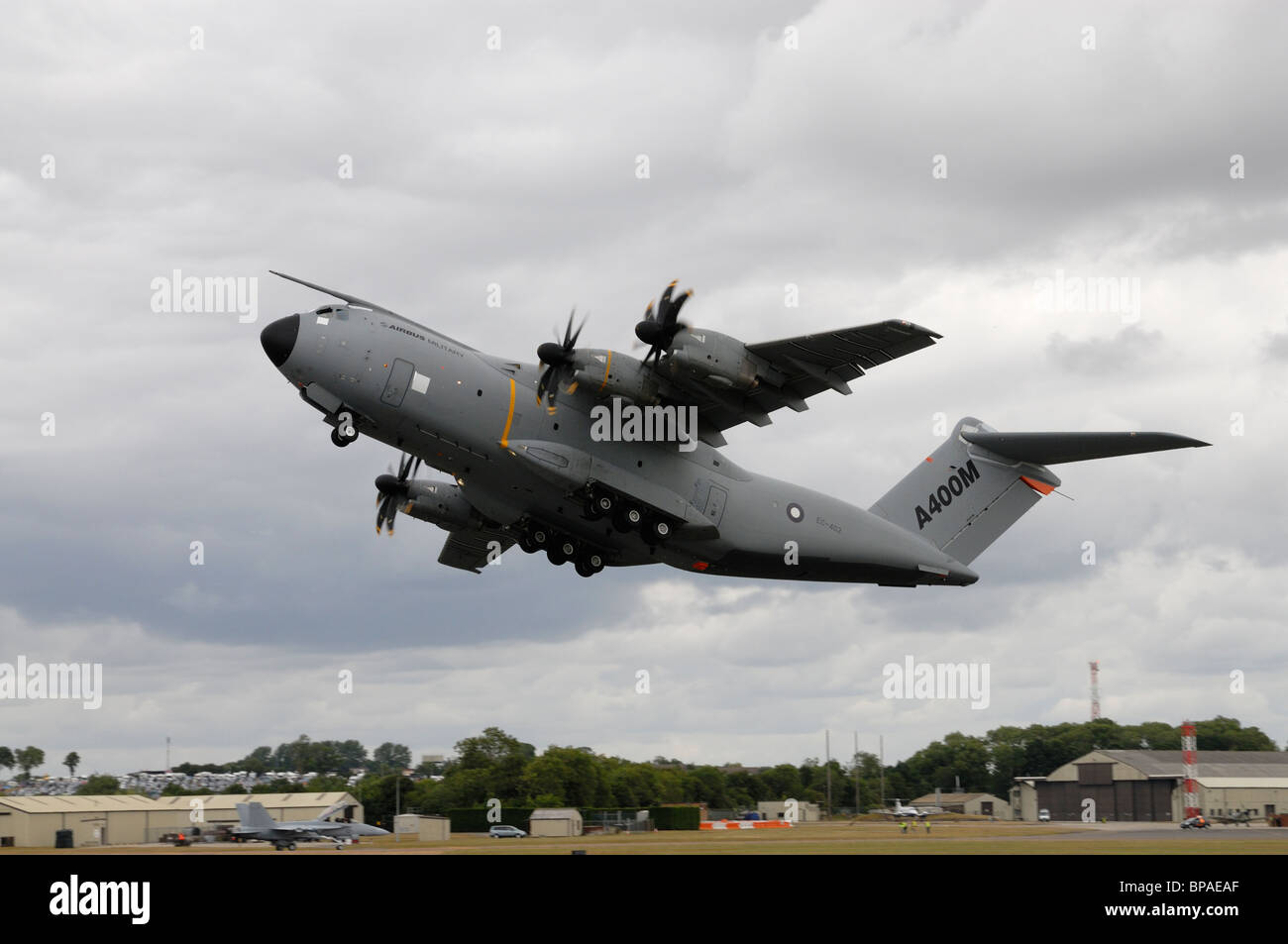 Airbus A400M ( Future Large Aircraft) tattici militari il trasporto aereo decolla per la visualizzazione all'Airshow di RIAT Foto Stock