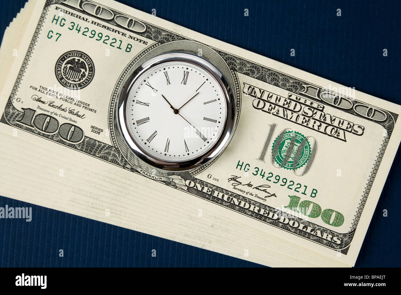 Il tempo è denaro, dollaro e orologio Foto Stock