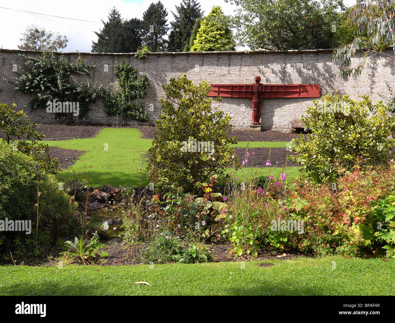 Il giardino murato a Eggleston County Durham con una piccola copia dell'Angelo della scultura del Nord Foto Stock