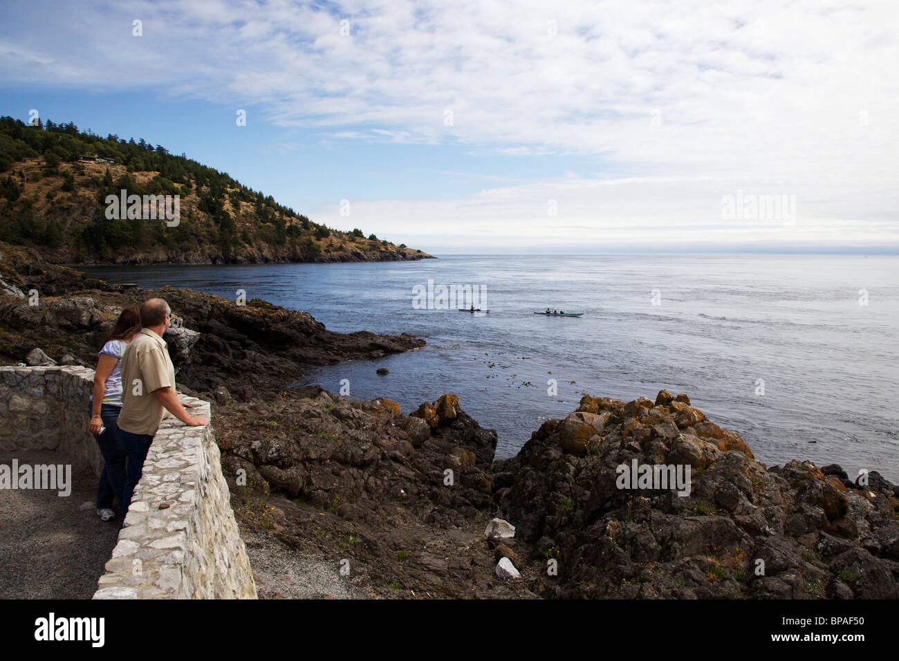 Matura in piedi a trascurare la visualizzazione di kayak da mare. Fornace di calce parco dello stato di Washington. San Juan Island. Foto Stock