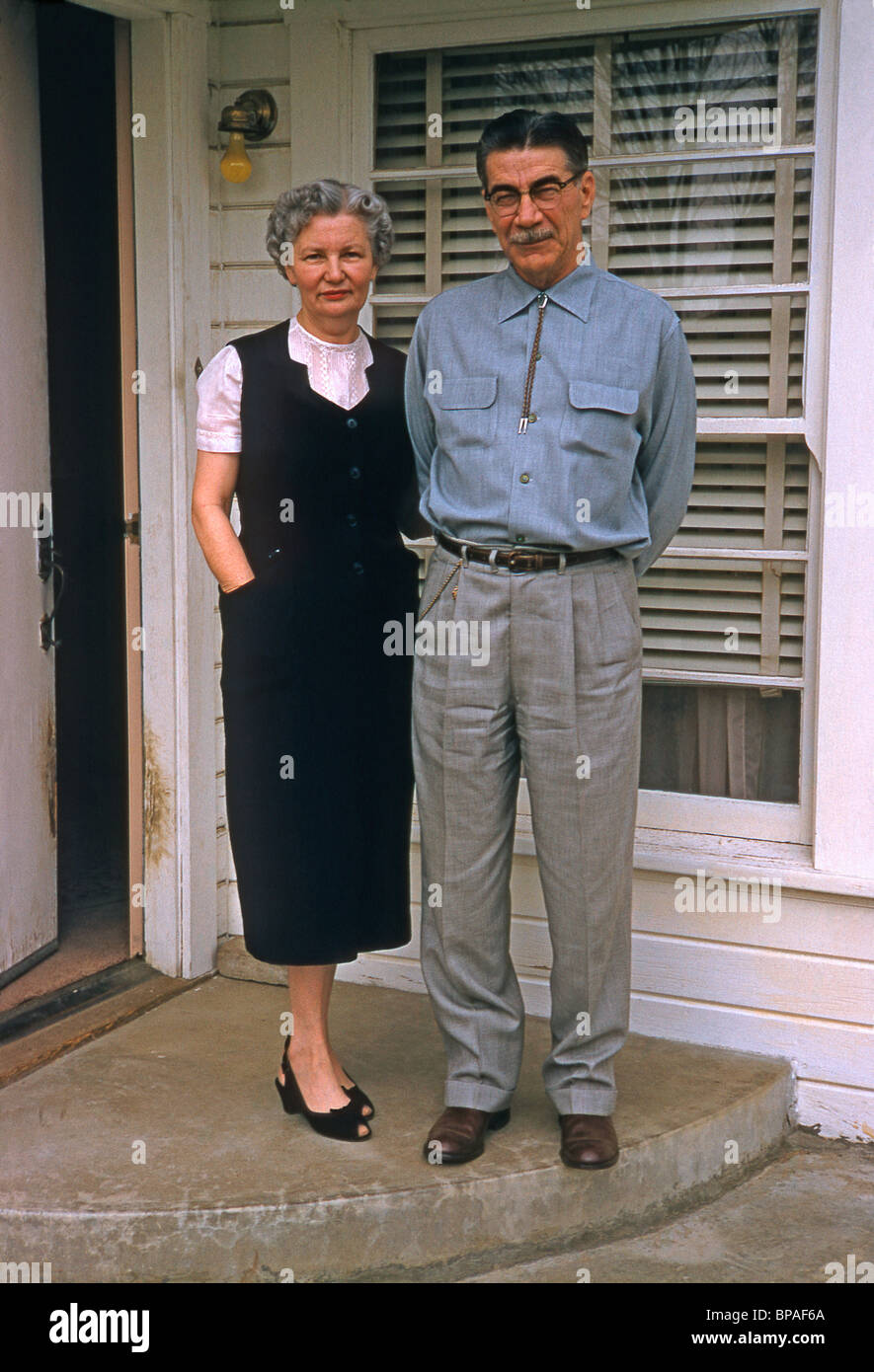 Una coppia di anziani sulla soglia di casa propria, USA, c. 1956 Foto Stock