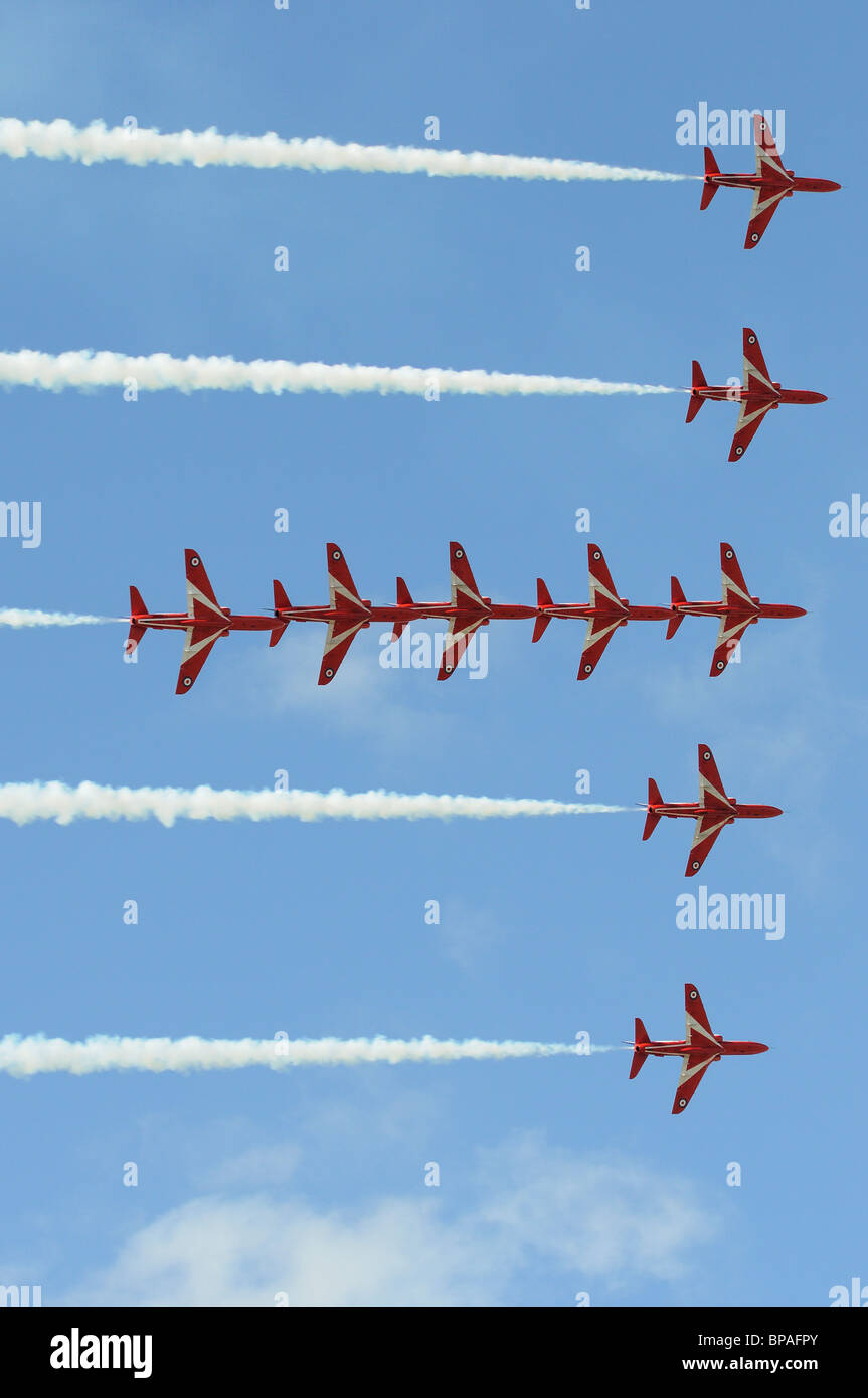 La British Royal Air Force frecce rosse Aerobatic Team di visualizzazione eseguire una grande T formazione a 2010 RIAT a RAF Fairford Foto Stock