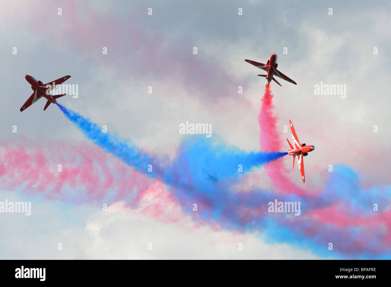 La British Royal Air Force frecce rosse Aerobatic Team di visualizzazione eseguire una pausa al 2010 RIAT Foto Stock