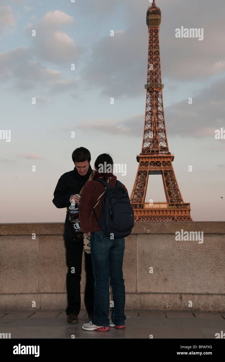 Parigi, Francia, giovane i turisti in visita alla Torre Eiffel, Foto Stock
