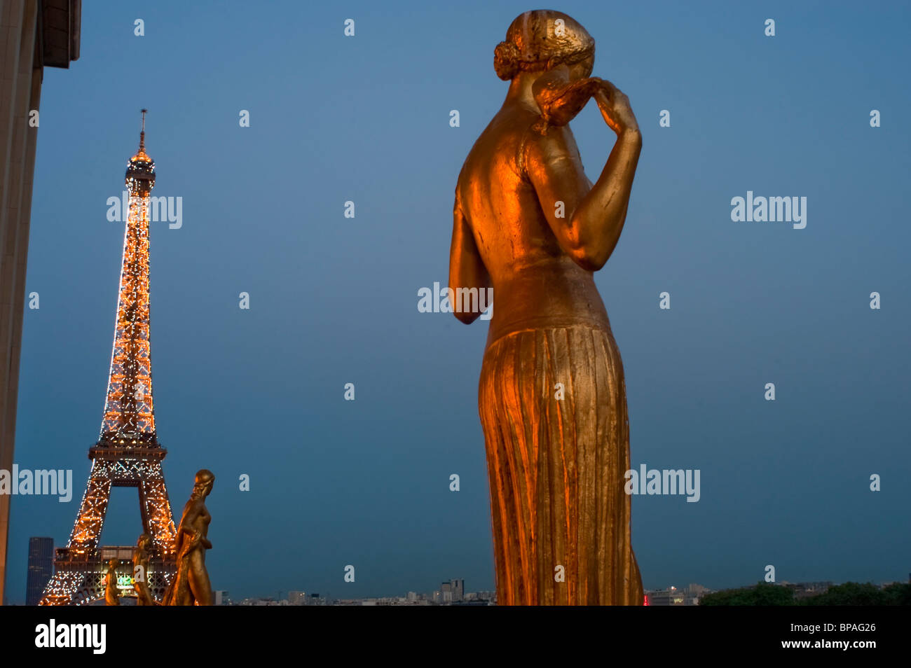 Parigi, Francia, Torre Eiffel, illuminazione notturna con statua, scultura figura femminile Foto Stock