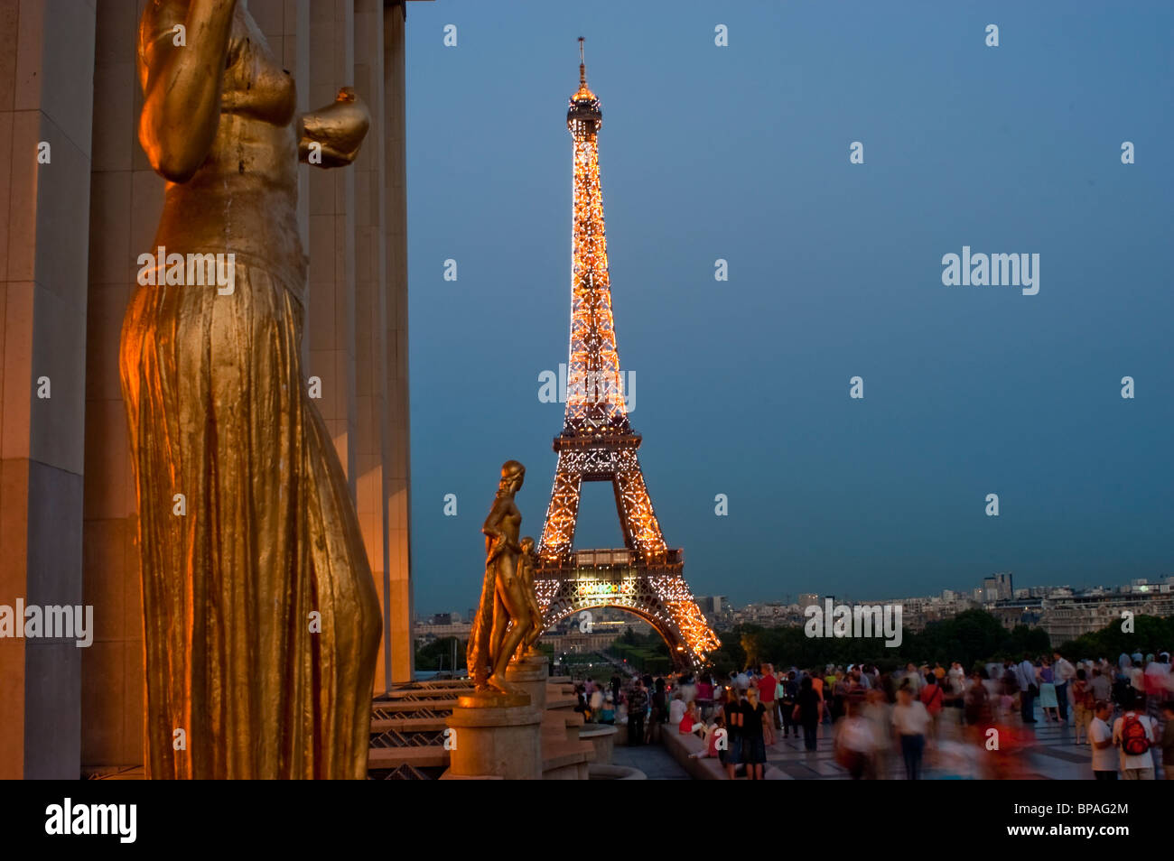 Parigi, Francia, Torre Eiffel, illuminazione di notte, anteriore con statua della luce della sera Foto Stock