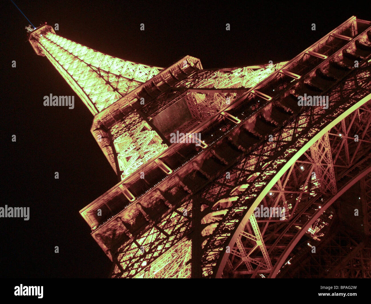 Parigi Torre Eiffel, Francia, illuminazione di notte Graphic Design luci contro il cielo nero Foto Stock