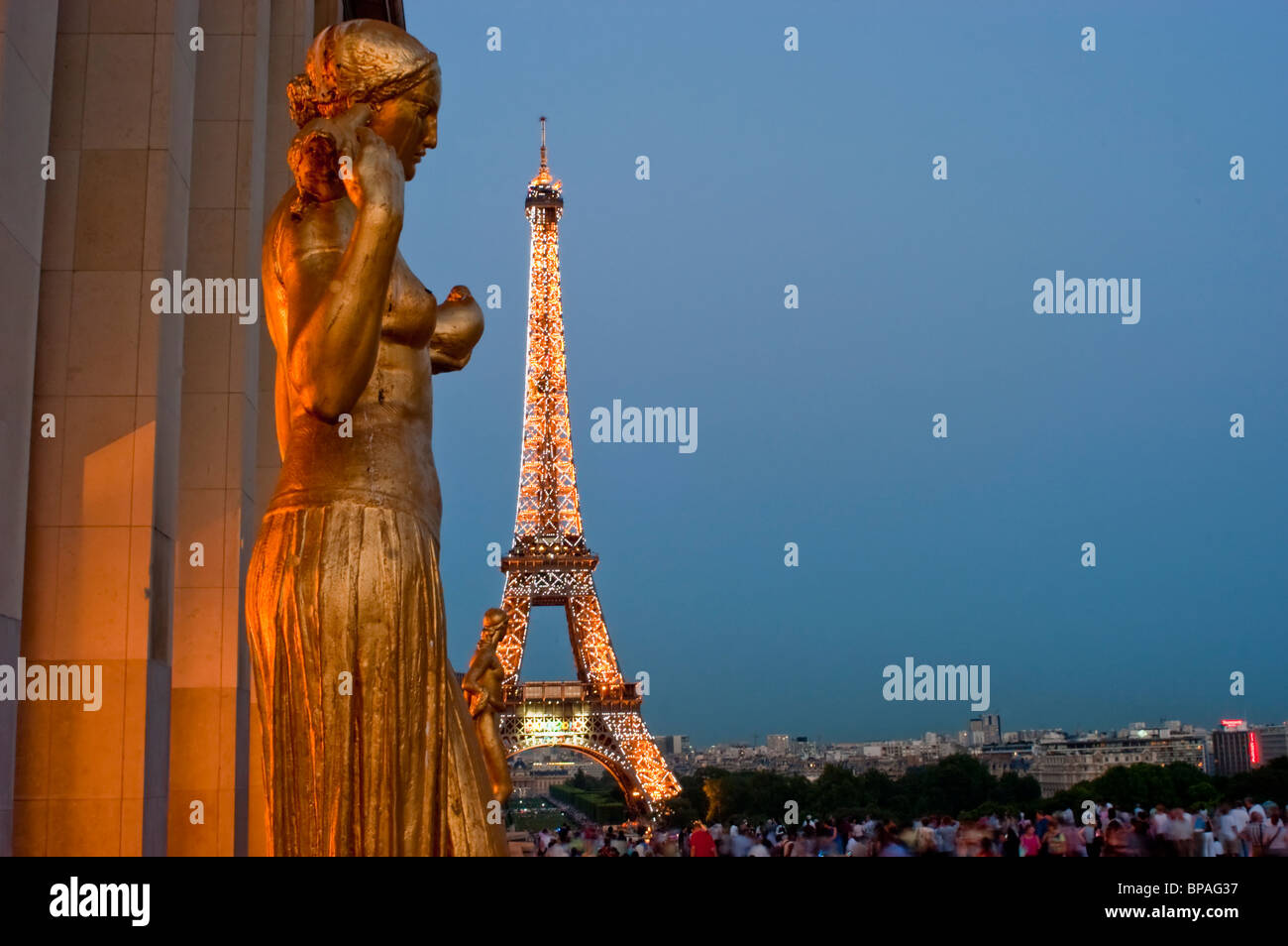 Parigi Torre Eiffel Francia, Statua di pubblica illuminazione, al crepuscolo Foto Stock