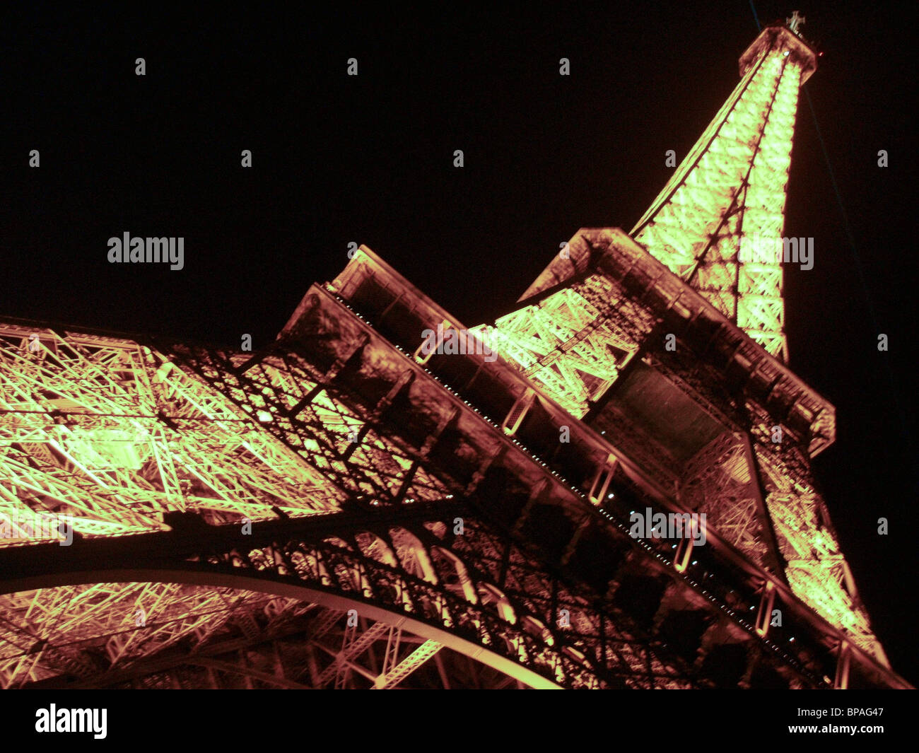 Parigi, Francia, Torre Eiffel, illuminazione di notte Graphic Design contro il cielo nero Foto Stock
