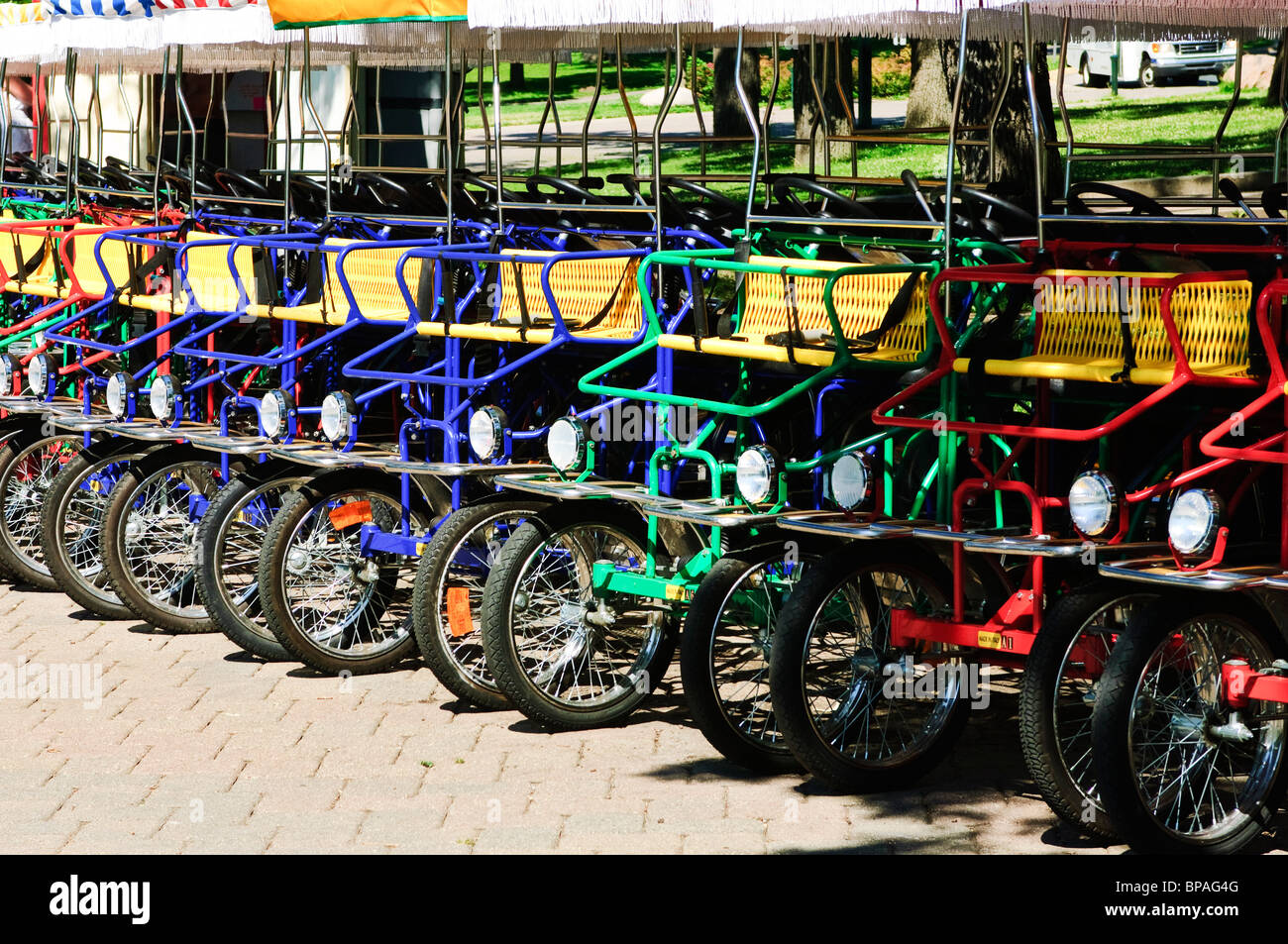 Pedale colorate le vetture schierate al Minnehaha Park a Minneapolis, Minnesota attendono i visitatori estivi. Foto Stock