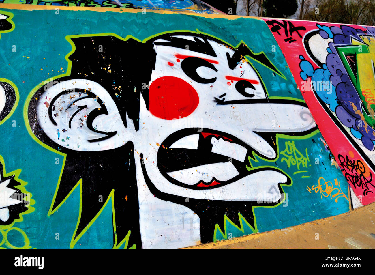 Il portogallo Lisbona: dipinto graffiti in del pattinatore di massa la nazione Park Foto Stock