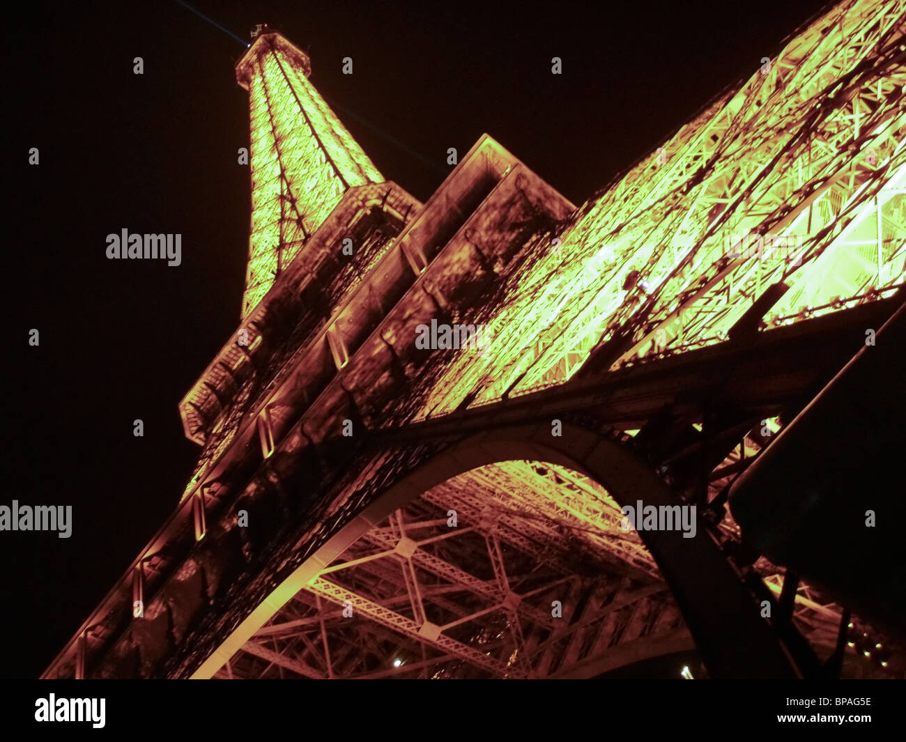 Parigi, Francia, Torre Eiffel, illuminazione a basso angolo di notte Foto Stock