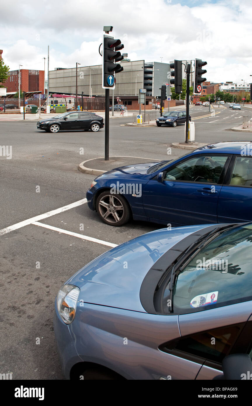 Automobili in attesa al semaforo nel centro di Liverpool, in Inghilterra, Regno Unito Foto Stock