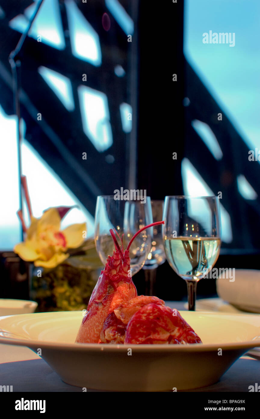 Parigi, Francia, Haute-Cuisine ristorante francese in Torre Eiffel, Jules Verne. Dettaglio di astice piastra alimentare Foto Stock