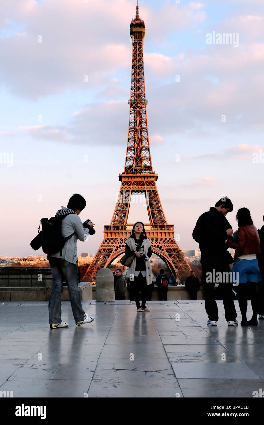 Parigi, Francia - cinese Teen turista giovane in vacanza, a Trocadero, indossando zaini, di fronte alla Torre Eiffel Foto Stock