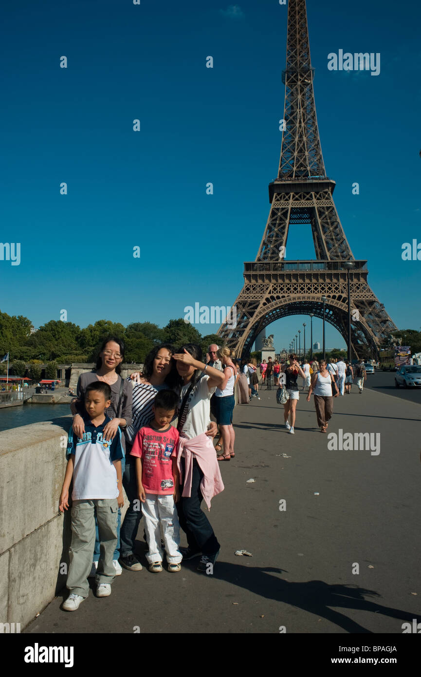 Parigi, Francia, Torre Eiffel, ASIATICHE TURISTICHE che pongono la famiglia al di fuori Foto Stock