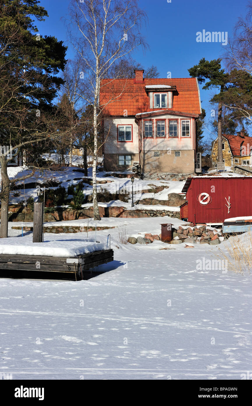 Casa visto da fuori su un lago ghiacciato. Foto Stock