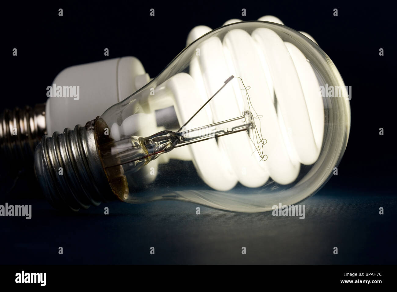 Lampada compatta a fluorescenza clsoe fino Foto Stock