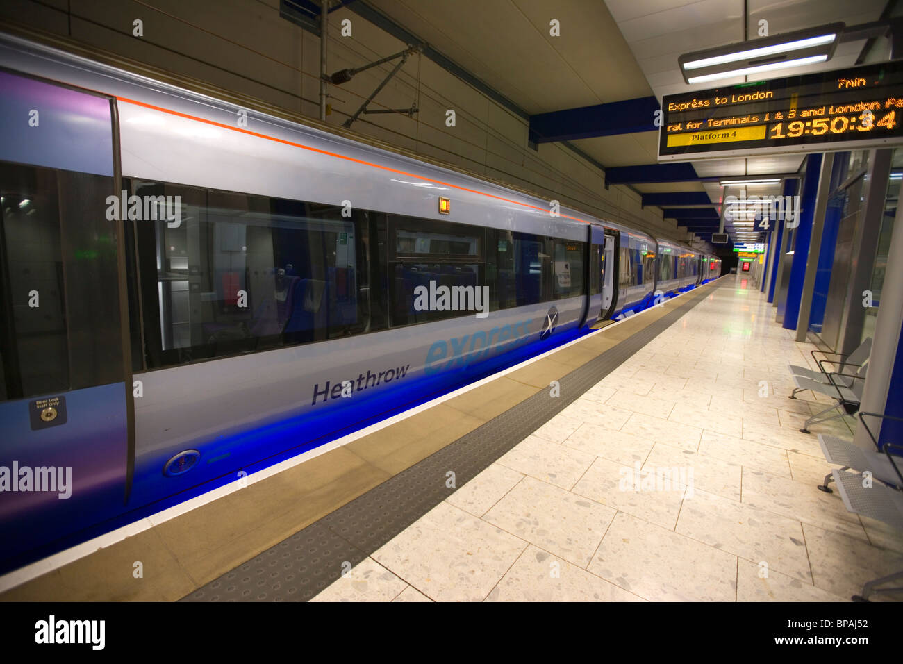 Treno Heathrow Express, terminale 5, LHR, England, Regno Unito, Europa Foto Stock