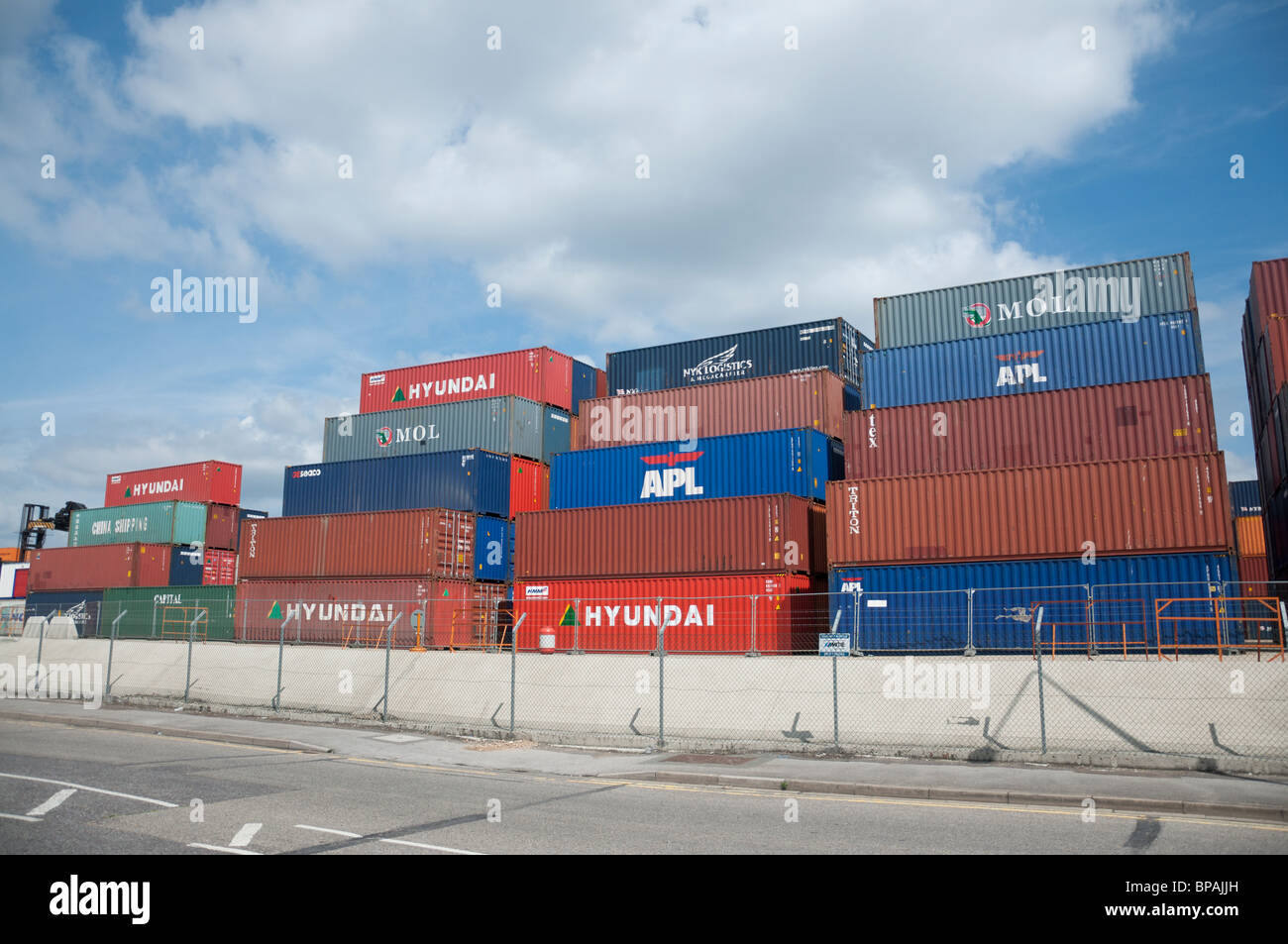 I contenitori di spedizione impilati fino a Southampton docks di Southampton, Inghilterra. Foto Stock