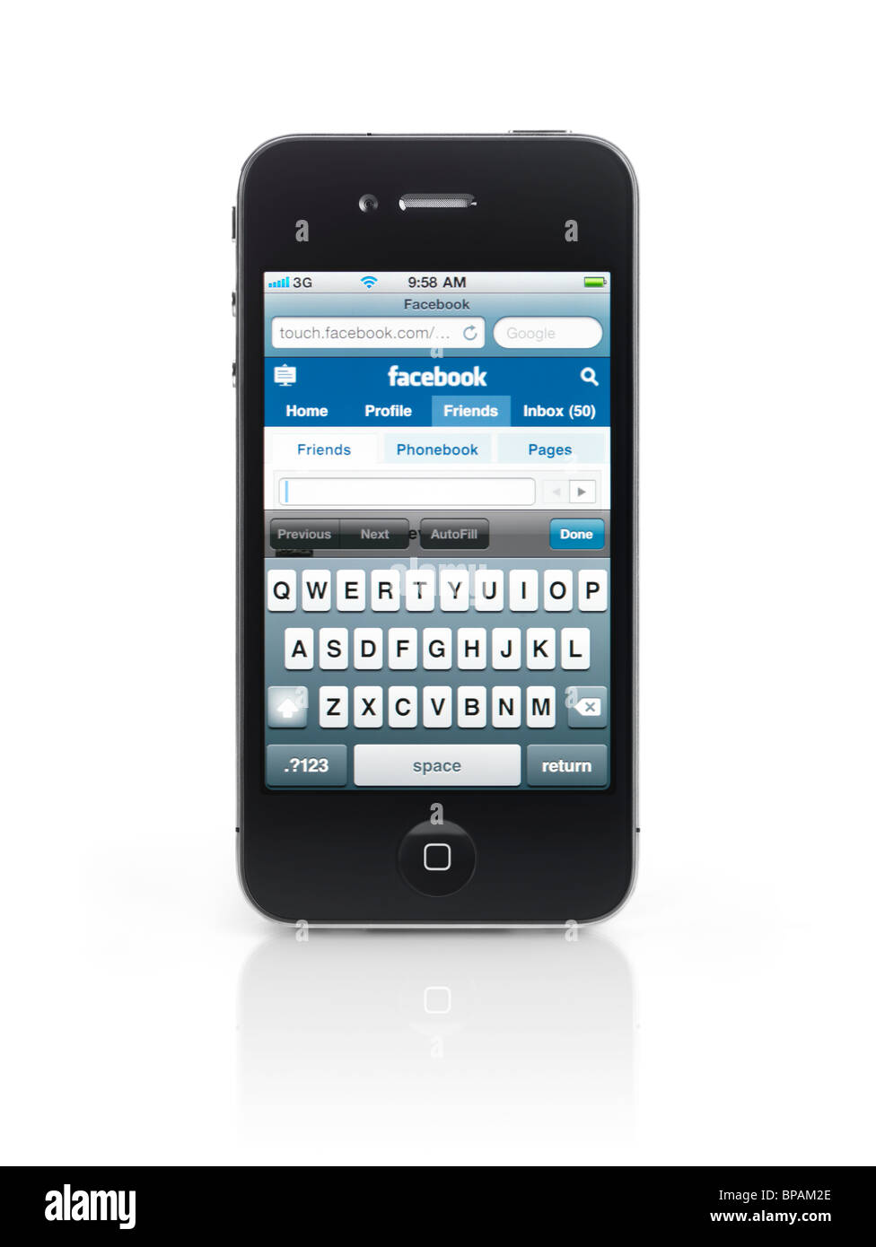 Apple iPhone 4 smartphone con il social network Facebook sito web aperto sul suo display isolati su sfondo bianco Foto Stock