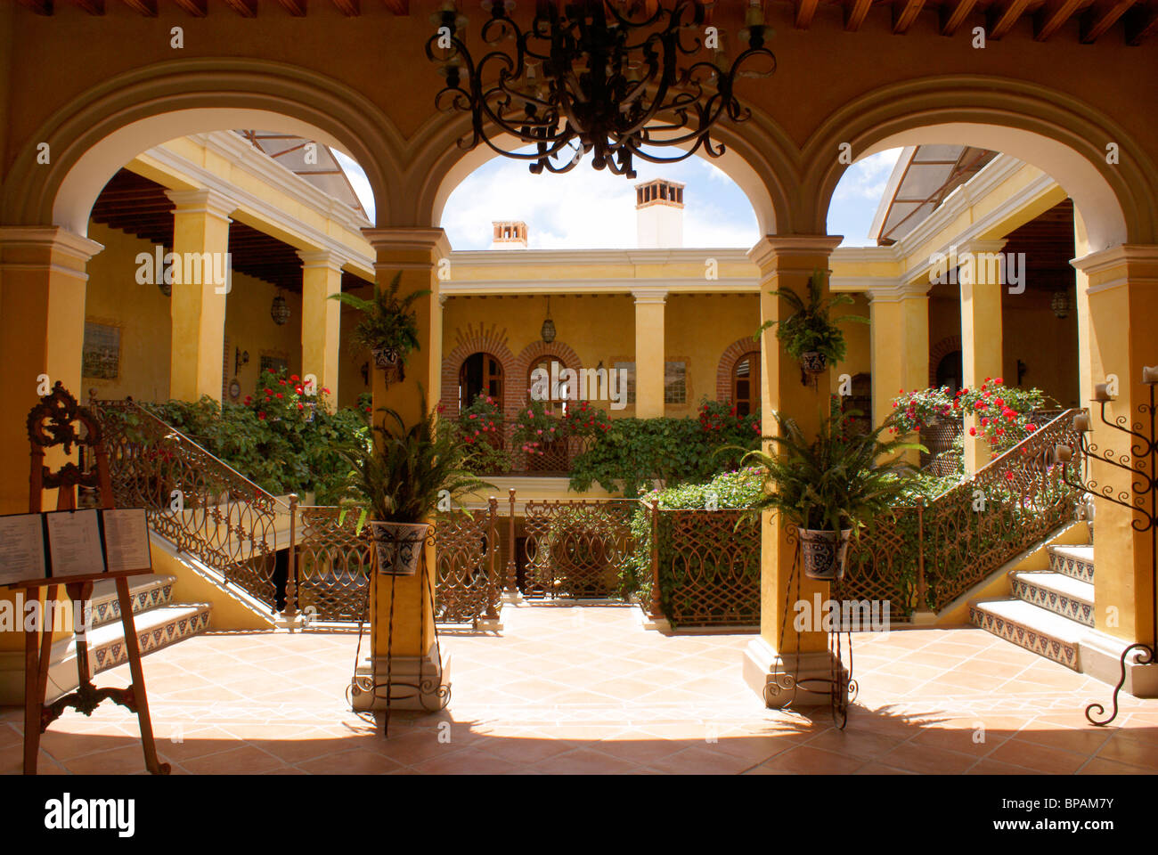 Uscio e cortile interno dell'hotel Posada de las Minas, un boutique hotel di lusso di minerali de Pozos, stato di Guanajuato, Messico Foto Stock