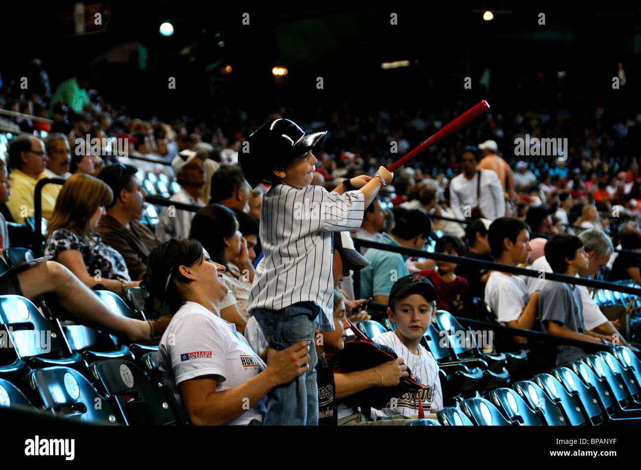 Un ragazzo giovane e madre godere di gioco di baseball. Houston, Texas, Stati Uniti d'America. Foto Stock