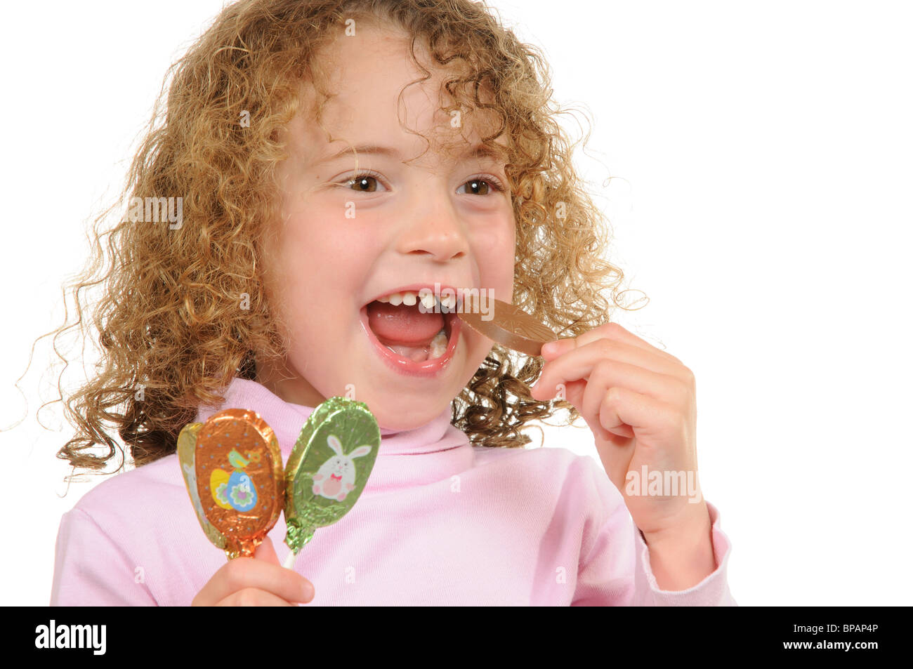 Ritratto di una piccola ragazza caucasica mangiare una Pasqua dolce al cioccolato Foto Stock