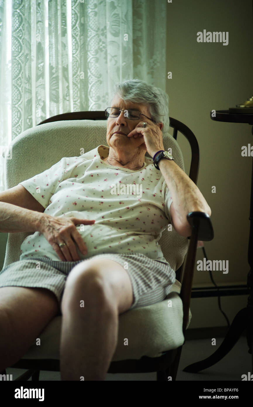 Il Vecchio Donna Che Dorme Nella Stanza Vivente Sedia Foto Stock Alamy