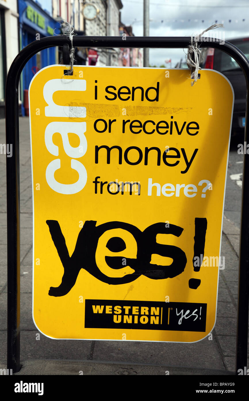 Western Union cartello, Main St Carrickmacross, Irlanda Foto Stock
